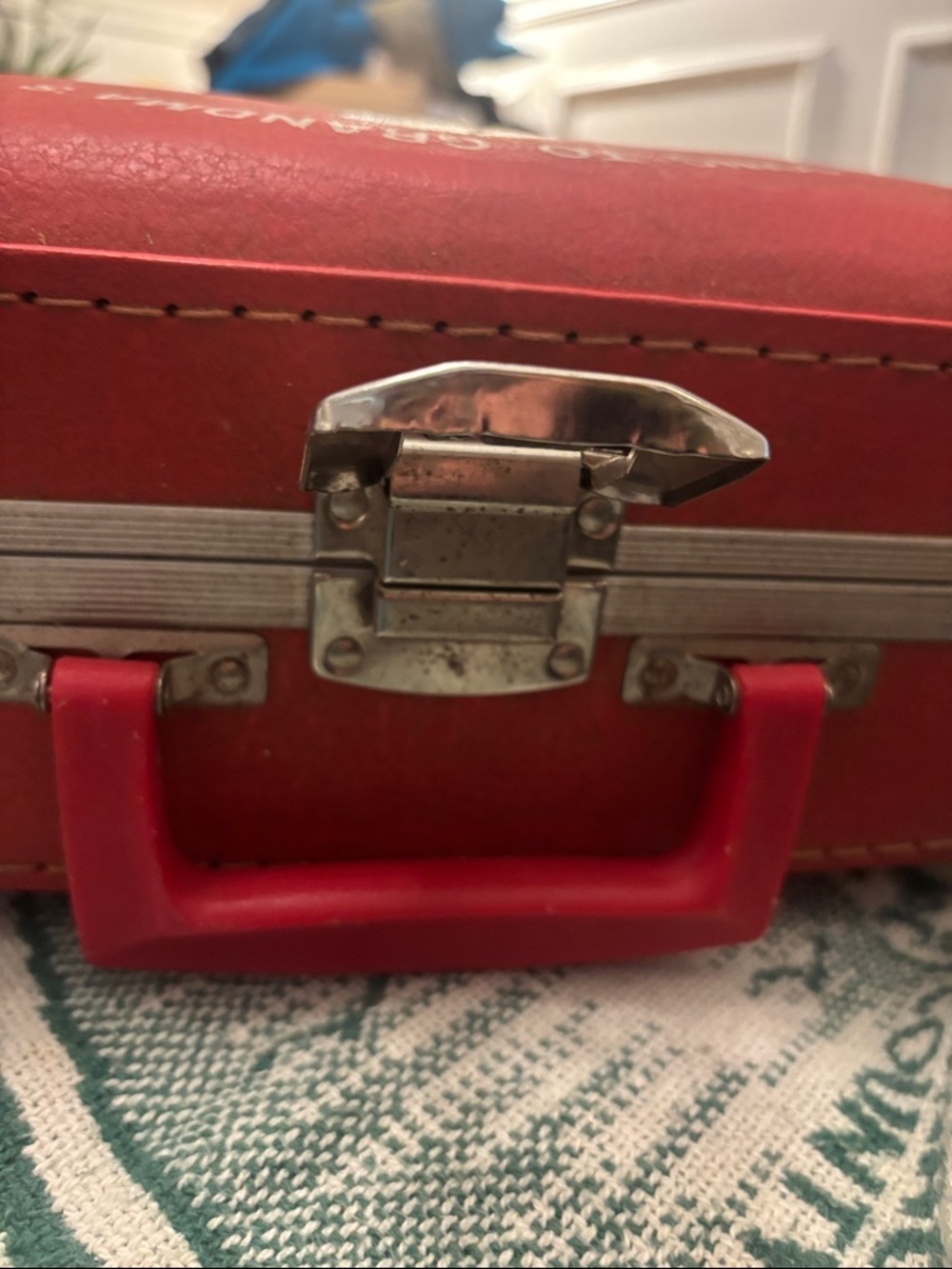 Vintage Trojan Luggage Company Red Vinyl Carry Case with Molded Handle - Picture 5 of 6